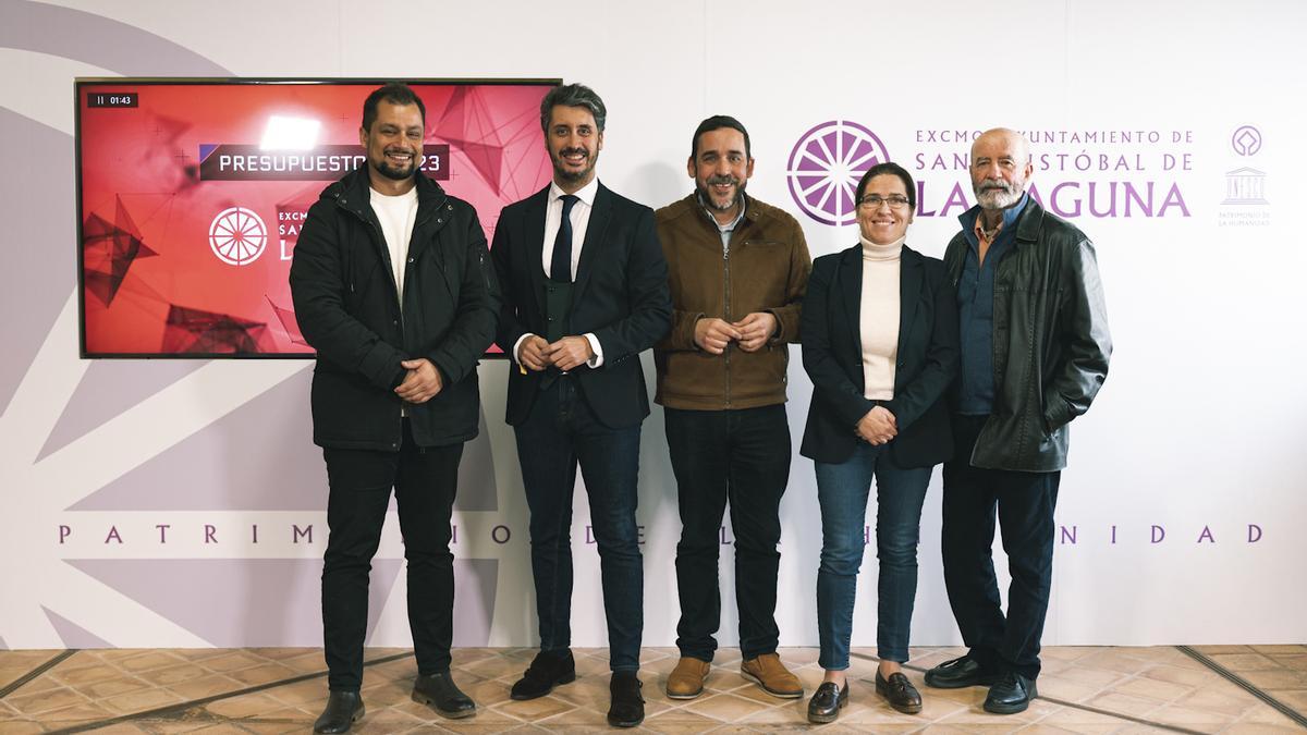 Badel Albelo, Luis Yeray Gutiérrez, Rubens Ascanio, Elena García y Santiago Pérez posan tras presentar las cuentas.