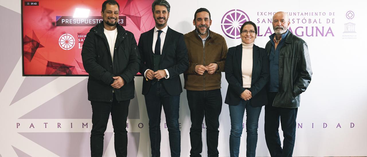 Badel Albelo, Luis Yeray Gutiérrez, Rubens Ascanio, Elena García y Santiago Pérez posan tras presentar las cuentas.