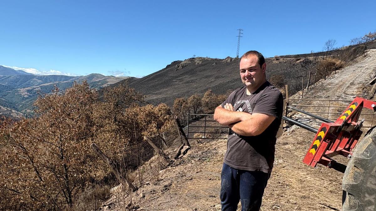 Ángel Berdasco en una foto días después del incendio, con el monte calcinado a su espalda.