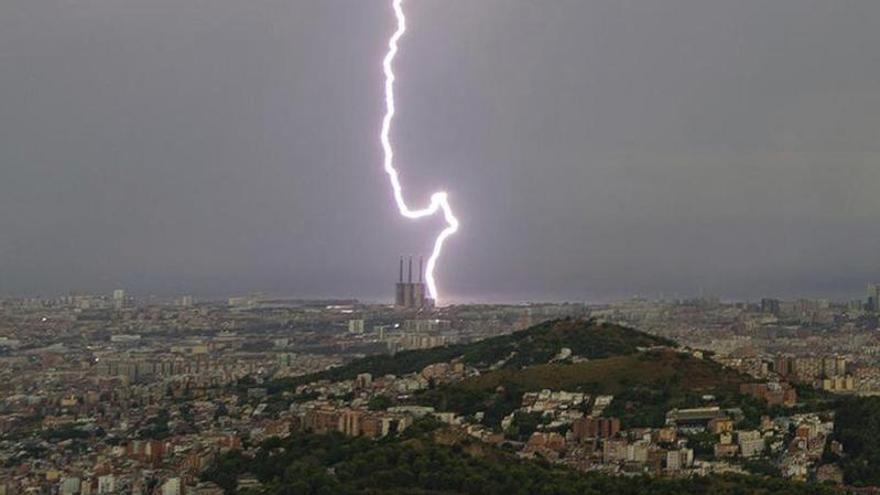 Un temporal de pluja i calamarsa escombra Catalunya i talla tres línies de Rodalies