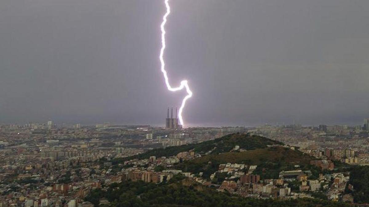 Fotos des de l’Observatori Fabra durant la tempesta a Barcelona.Fotos fetes des de l’Observatori Fabra durant la tempesta que ha cobert Barcelona aquesta tarda | ALFONS PUERTAS