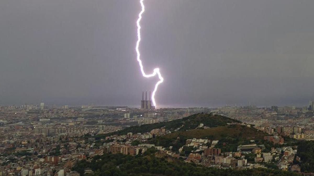 Fotos des de l’Observatori Fabra durant la tempesta a Barcelona.Fotos fetes des de l’Observatori Fabra durant la tempesta que ha cobert Barcelona aquesta tarda | ALFONS PUERTAS