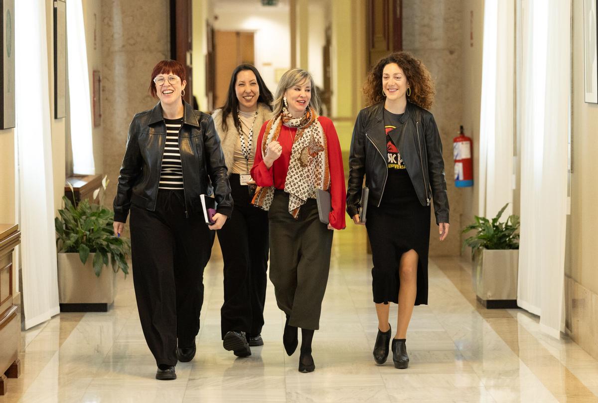 La portavoces de los distintos partidos de Suma; la de Compromís, Águeda Micó; la de Sumar en el Congreso, Verónica Martínez, y la de los Comunes, Aina Vidal , este martes en el Congreso.