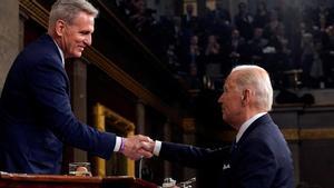 Biden estrecha la mano de Kevin McCarthy.