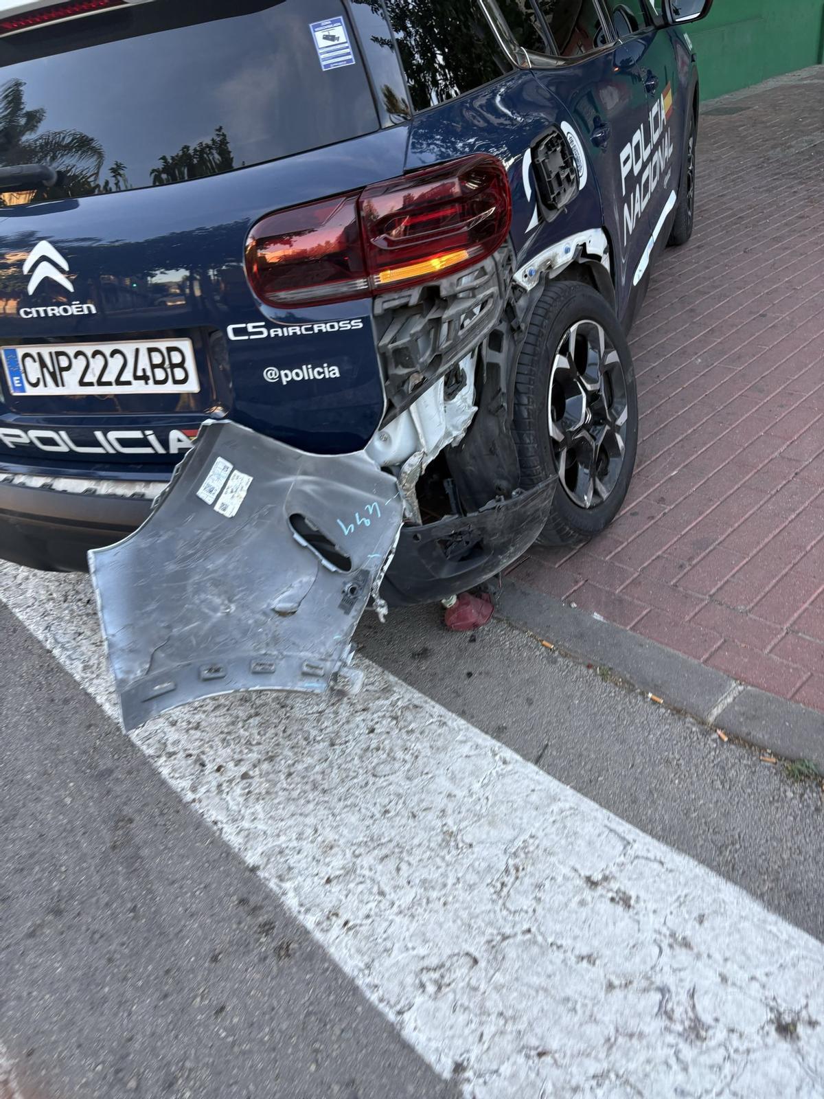 El automóvil policial se llevó la peor parte: sufrió daños en su parte trasera.