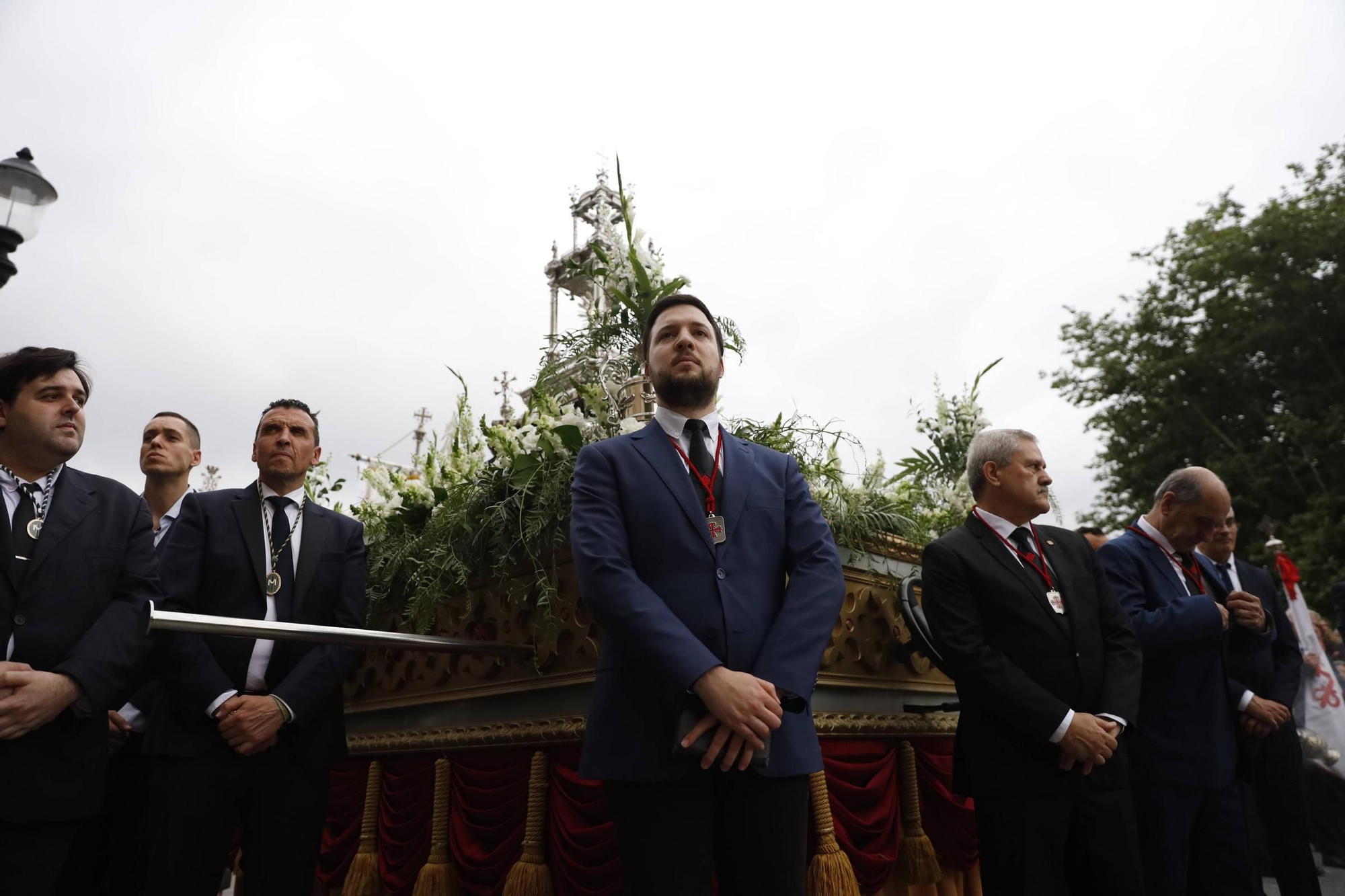 Pétalos, incienso, niños... así fue la procesión del Corpus Christi en Gijón (en imágenes)