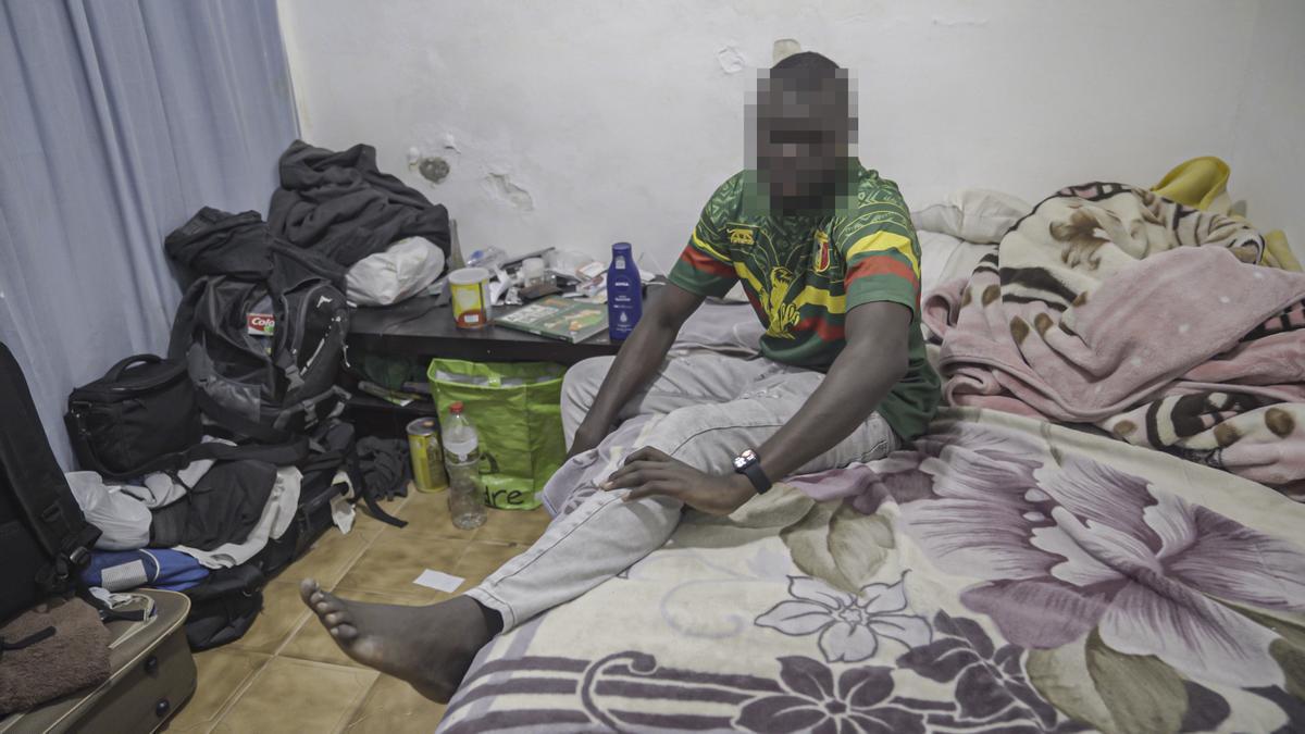 Mamadou, en una habitación realquilada, que comparte con otro obrero.