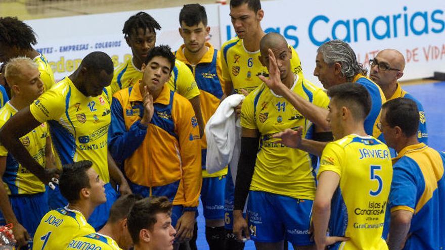 Sánchez Jover, junto a sus jugadores en un descanso.