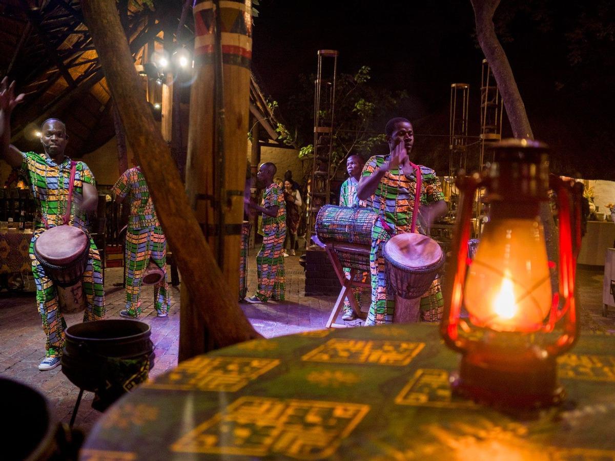 Espectáculo durante la cena en la boma del Victoria Falls Safari Lodge