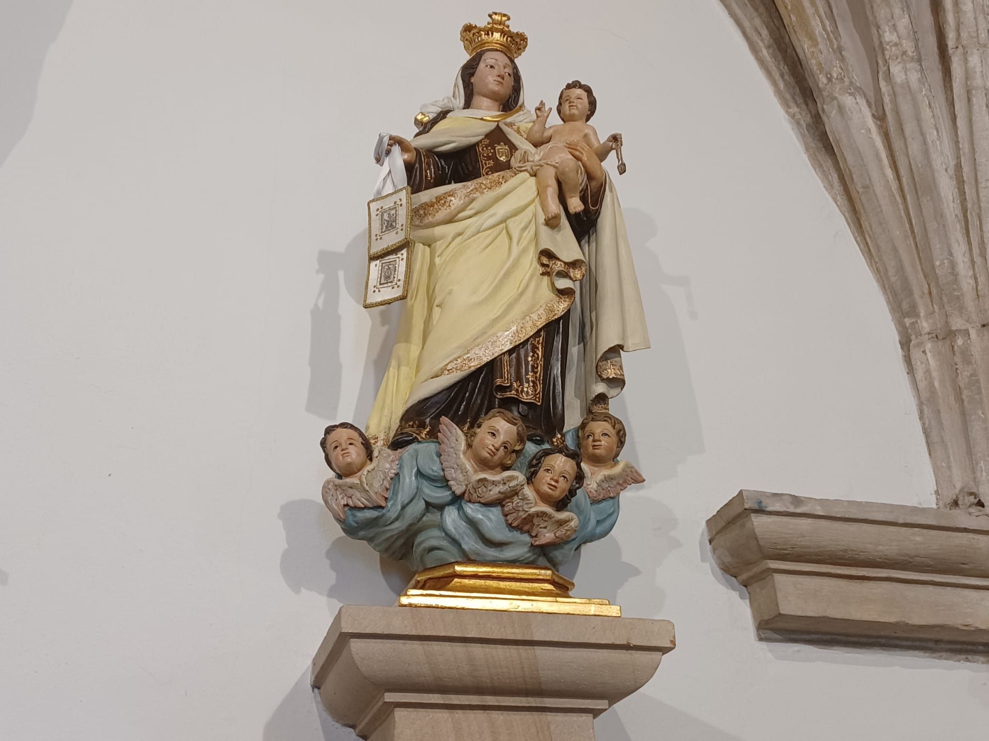 La talla de la Virgen del Carmen regresa a la iglesia de Pruvia tras varios meses de restauración