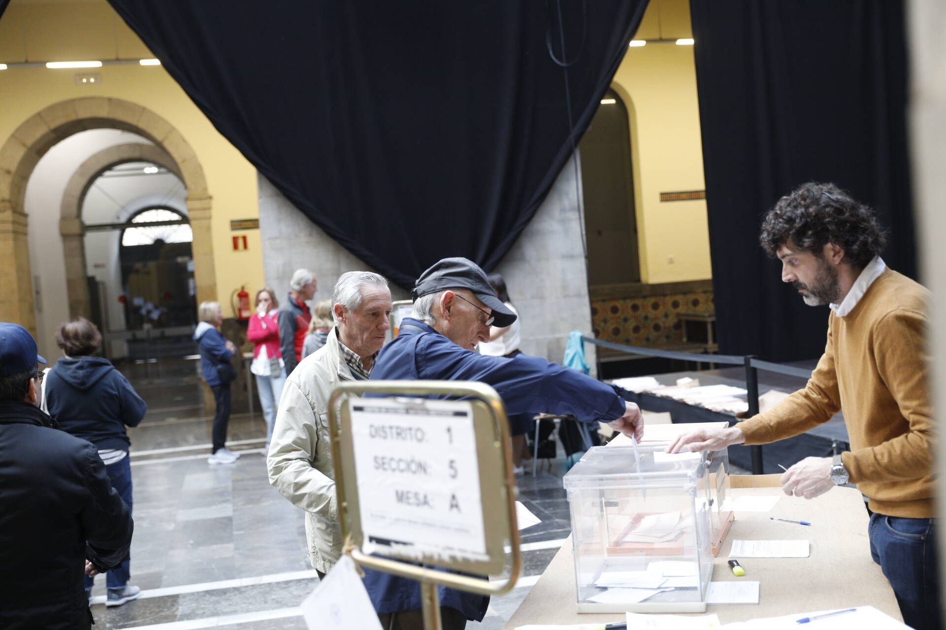 Las mejores imágenes de la jornada electoral del 28M en Asturias