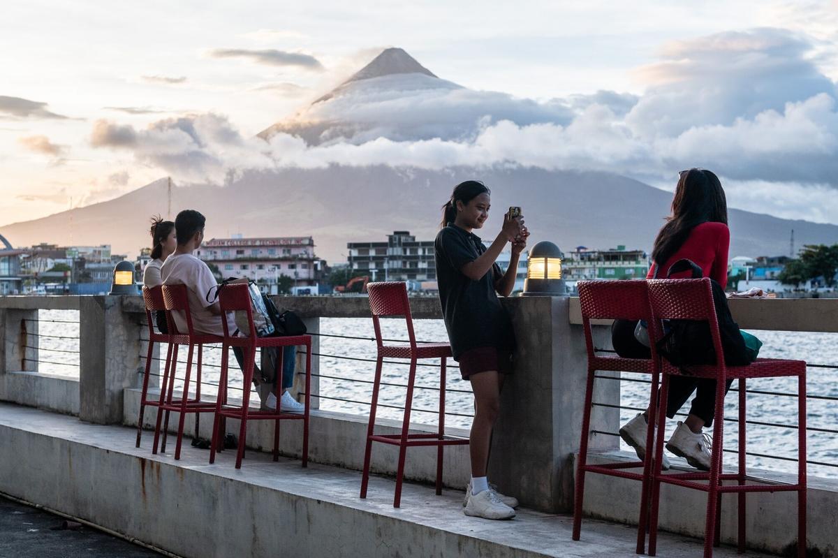 El volcán Mayón sigue activo en Filipinas