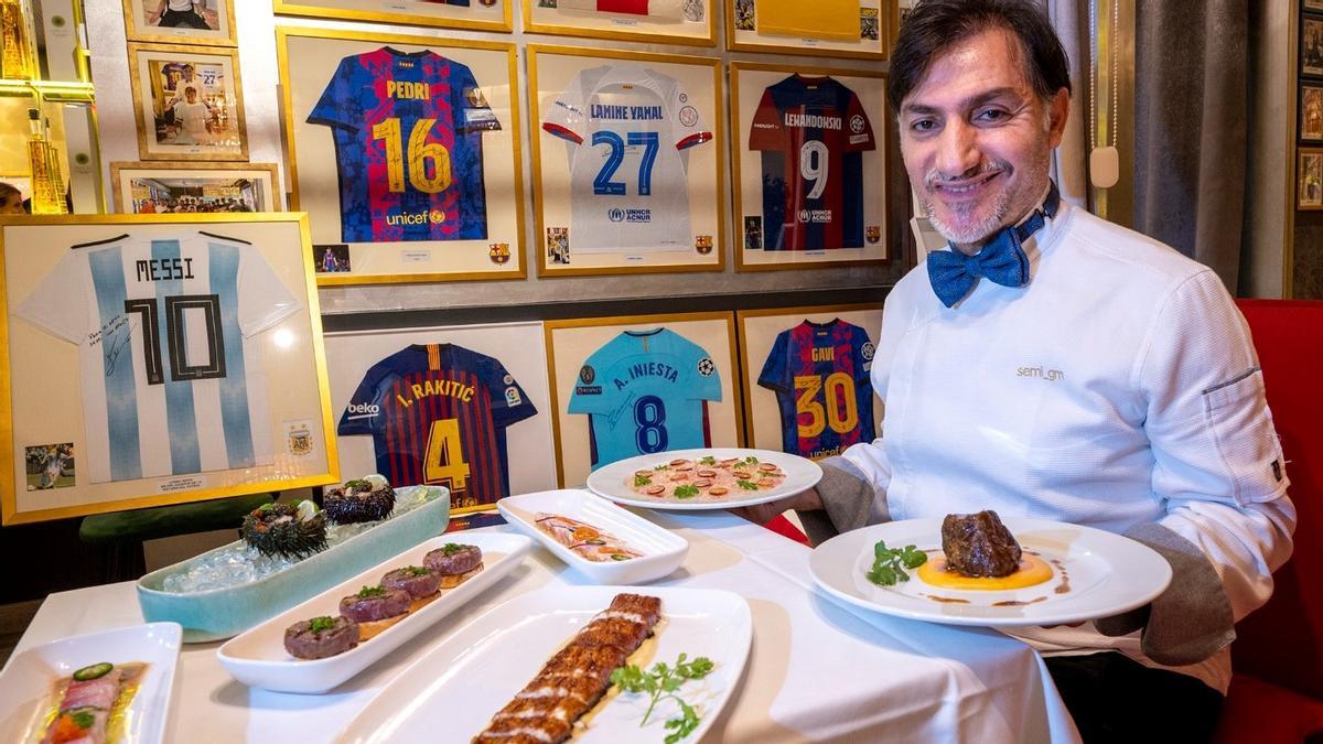 Husamettin Cifci, conocido como Semi, con los platos que sirve en su restaurante Gaudim, donde expone las camisetas firmadas por los mejores futbolistas del mundo.
