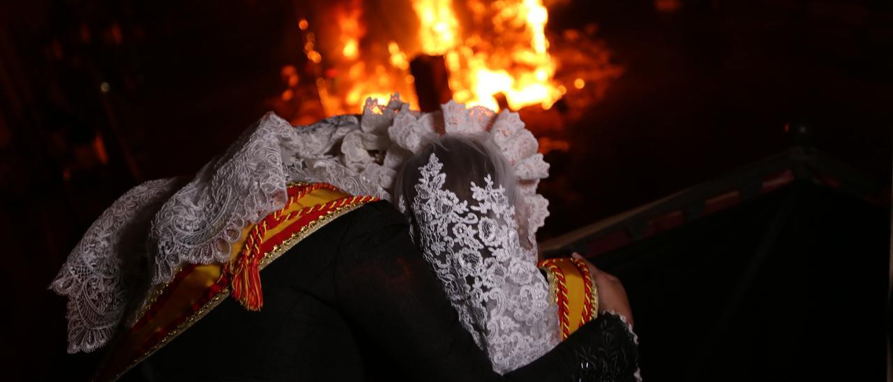 El abrazo de las falleras mayores de Elda durante la &quot;cremá&quot; en septiembre de 2019.