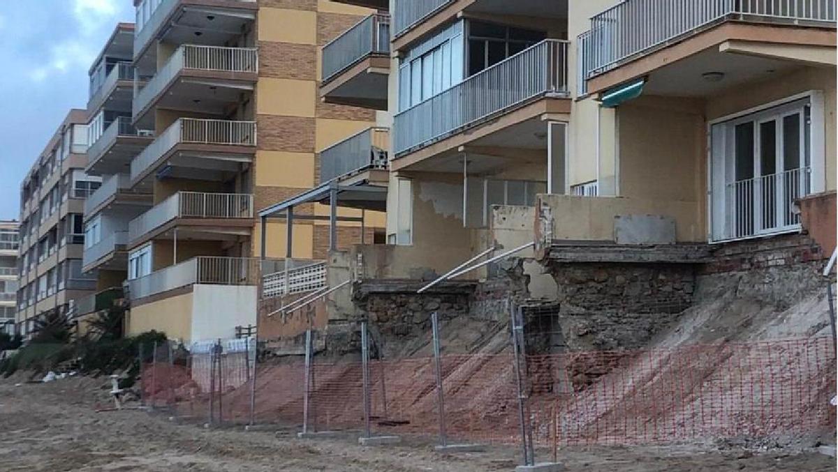 Terrazas valladas en el edificio afectado por el temporal tras retirar los escombros.