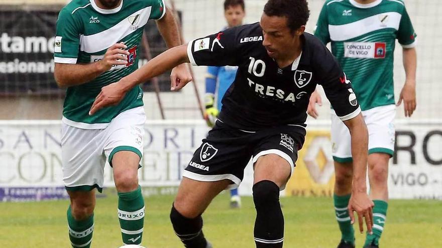 Valdo avanza con la pelota en el partido de ayer ante el Coruxo.