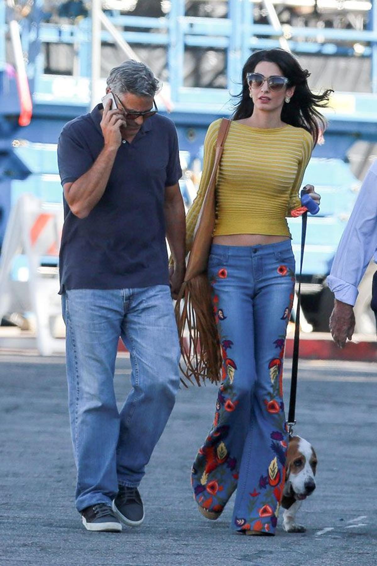 El look impecable de Amal Clooney: con unos jeans setenteros de Alice + Olivia