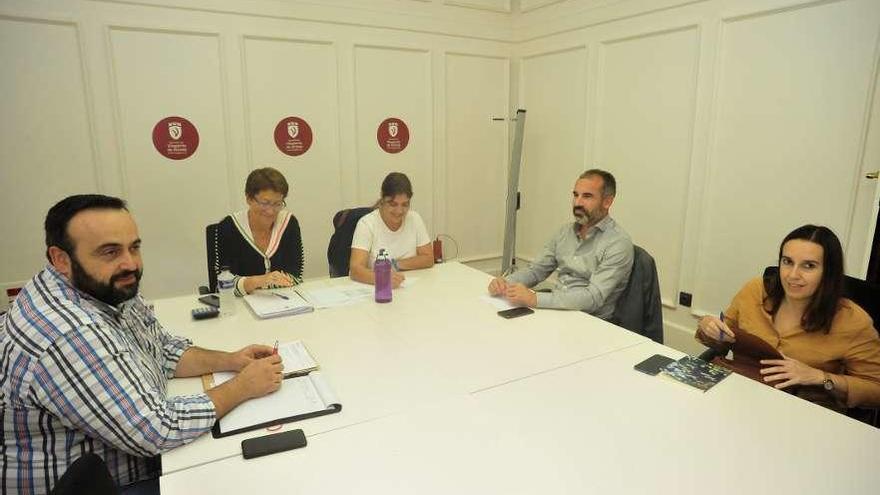 El gobierno socialista y los grupos de la oposición mantuvieron ayer una junta de portavoces. // Iñaki Abella