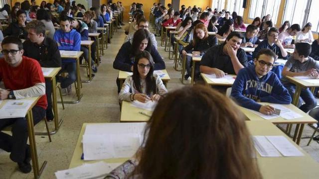 Estudiantes preparados para el segundo examen de la mañana, ayer en un instituto de Benavente.