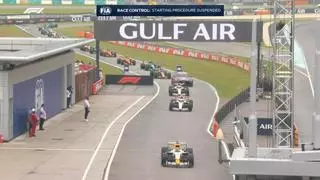 Caos en Sepang: Lluvia, coches parados y salida demorada