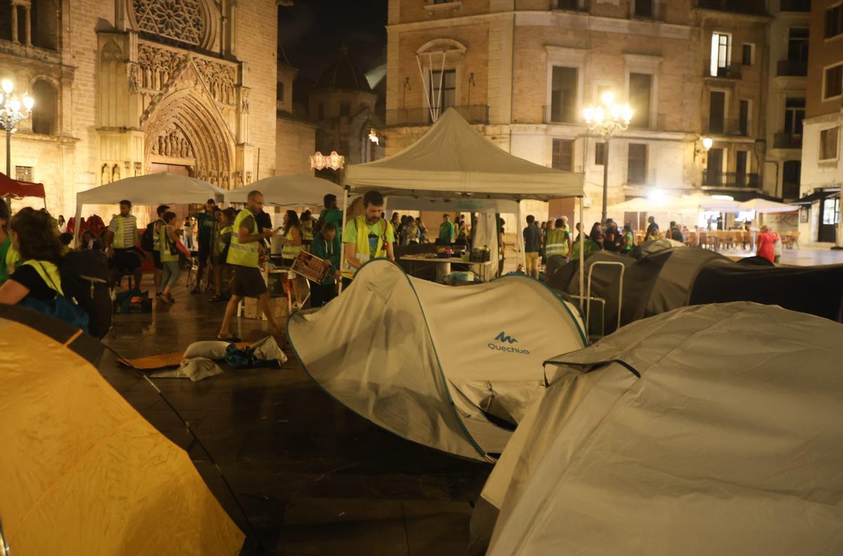 Se levanta la acampada de los docentes en plaza de la Virgen tras nueve días y la suspensión de la huelga