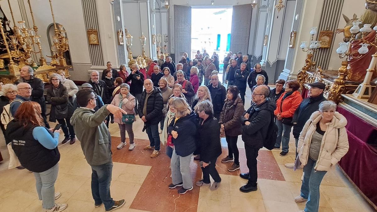 Los turistas, dentro de la ermita.