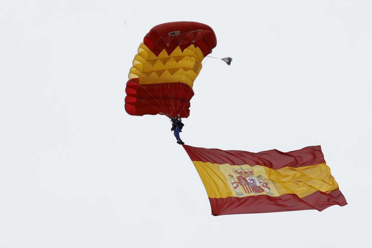 MADRID, 12/10/2025.- Vista del  salto paracaidista de la Patrulla Acrobática de Paracaidismo del Ejército del Aire y del Espacio (Papea) a manos del sargento primero Óscar Marsal Hernández durante el desfile de las Fuerzas Armadas con motivo de la Fiesta Nacional en la tribuna de autoridades este domingo. EFE/ Chema Moya