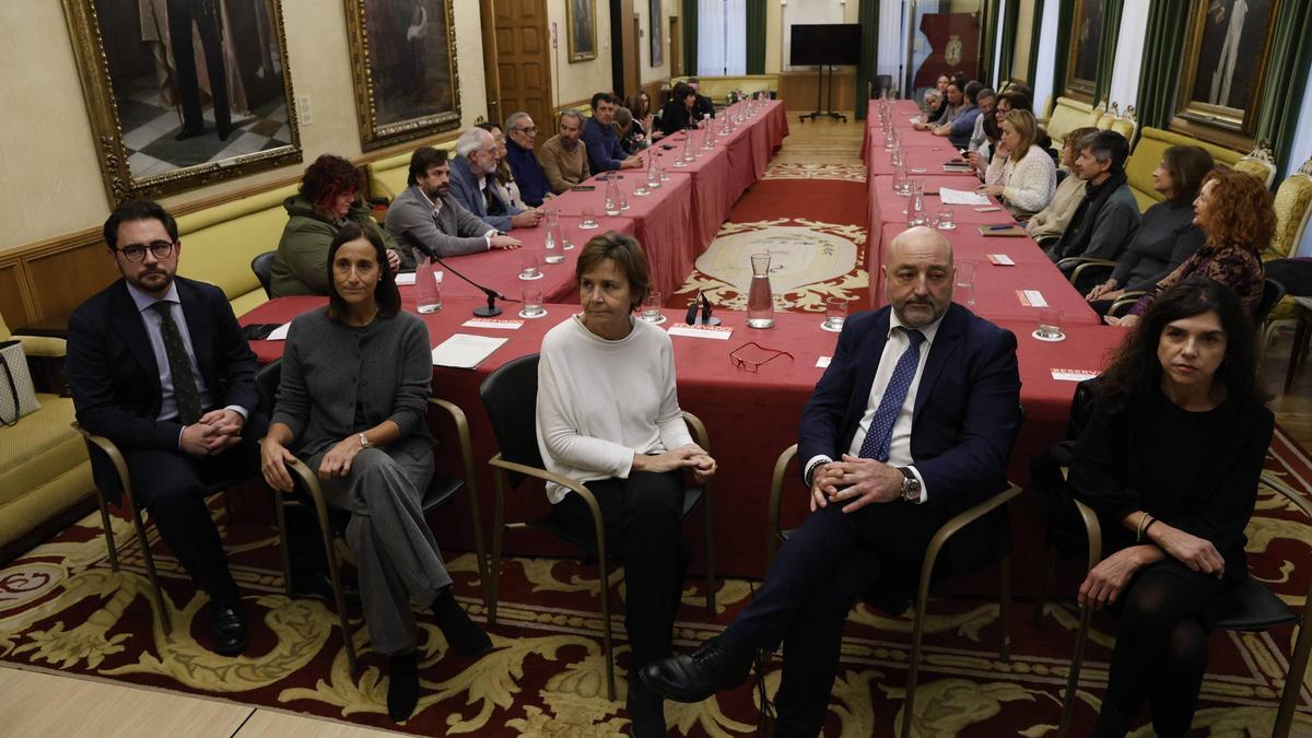 Un momento de la reunión del gobierno local con la Redia.