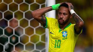 Neymar se lamenta durante el Brasil - Bolivia