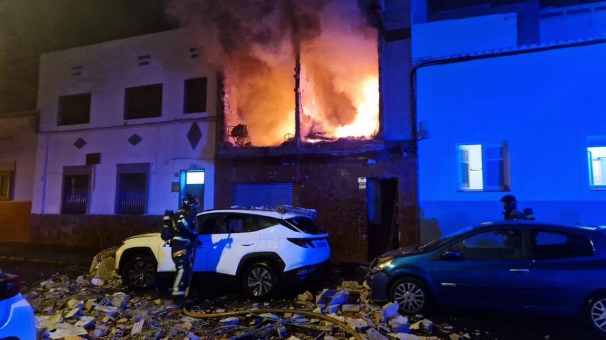 Los operarios trabajan en la vivienda de La Laguna afectada por una explosión
