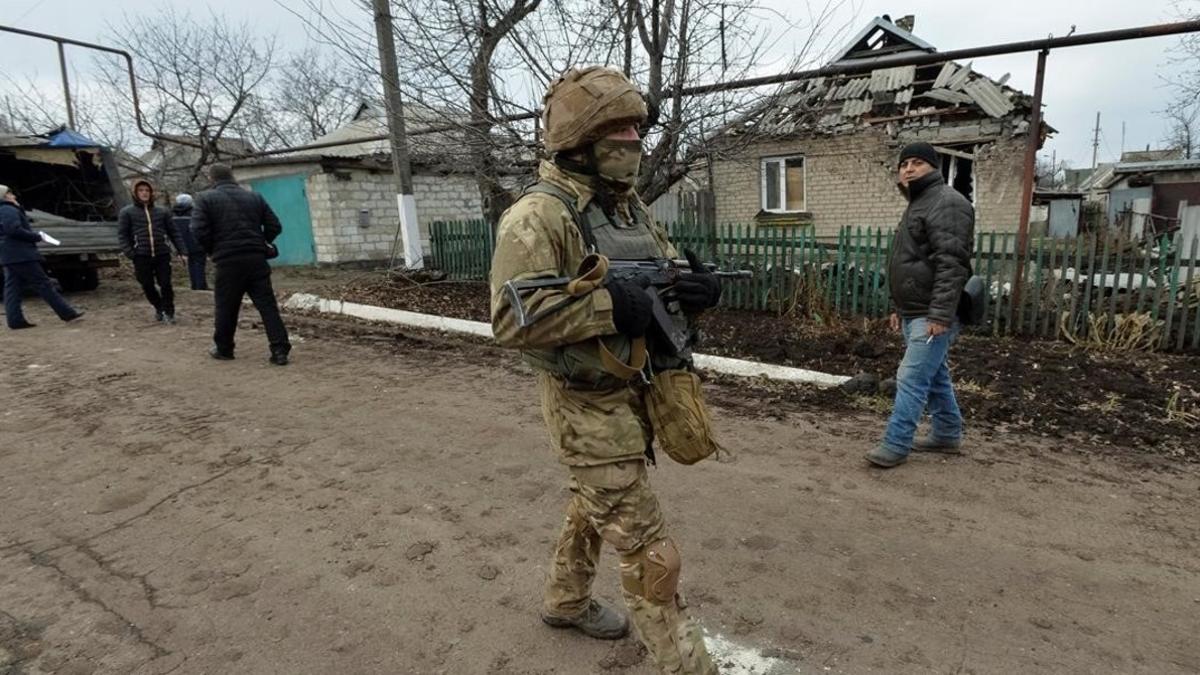 Un soldado ucraniano patrulla Novoluhanske (Ucrania).