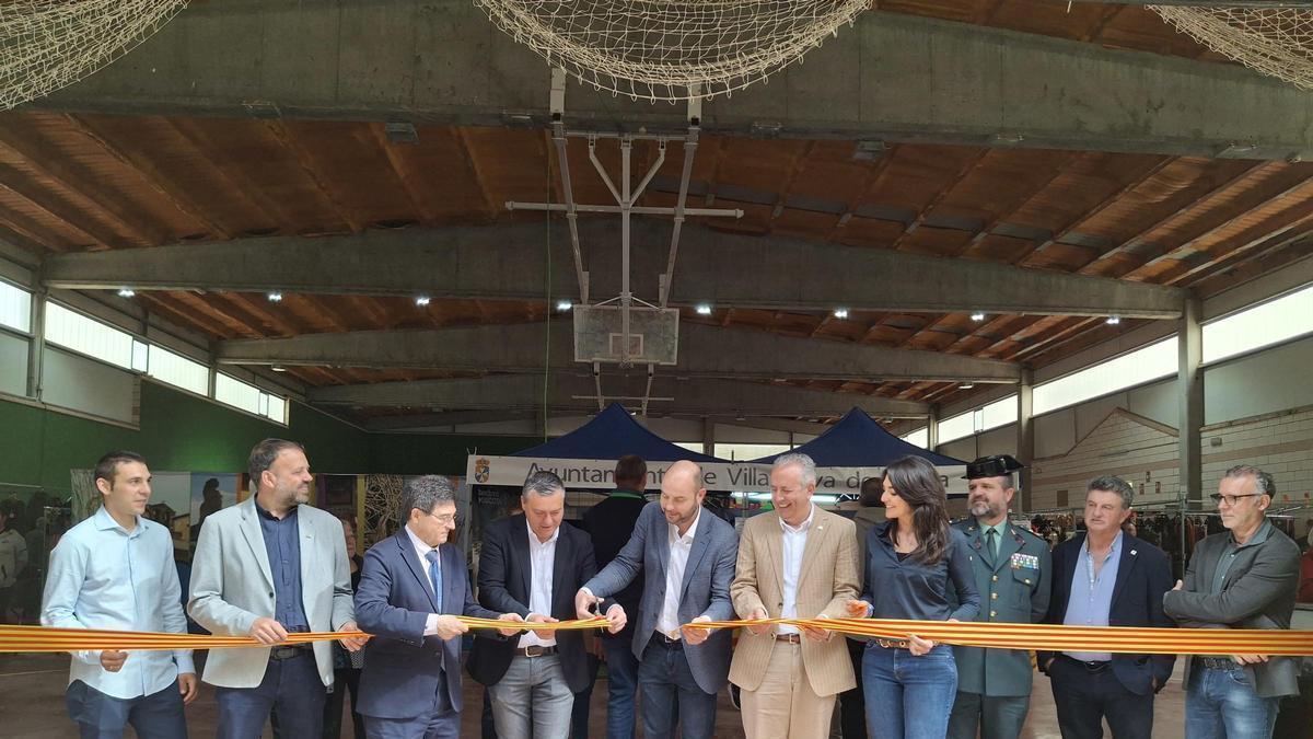 El alcalde de Villanueva de Sijena, José Jaime Castellón, junto al resto de representantes públicos en el acto protocoloario del corte de la cinta en la inauguración de la III Feria de Caza y Pesca.