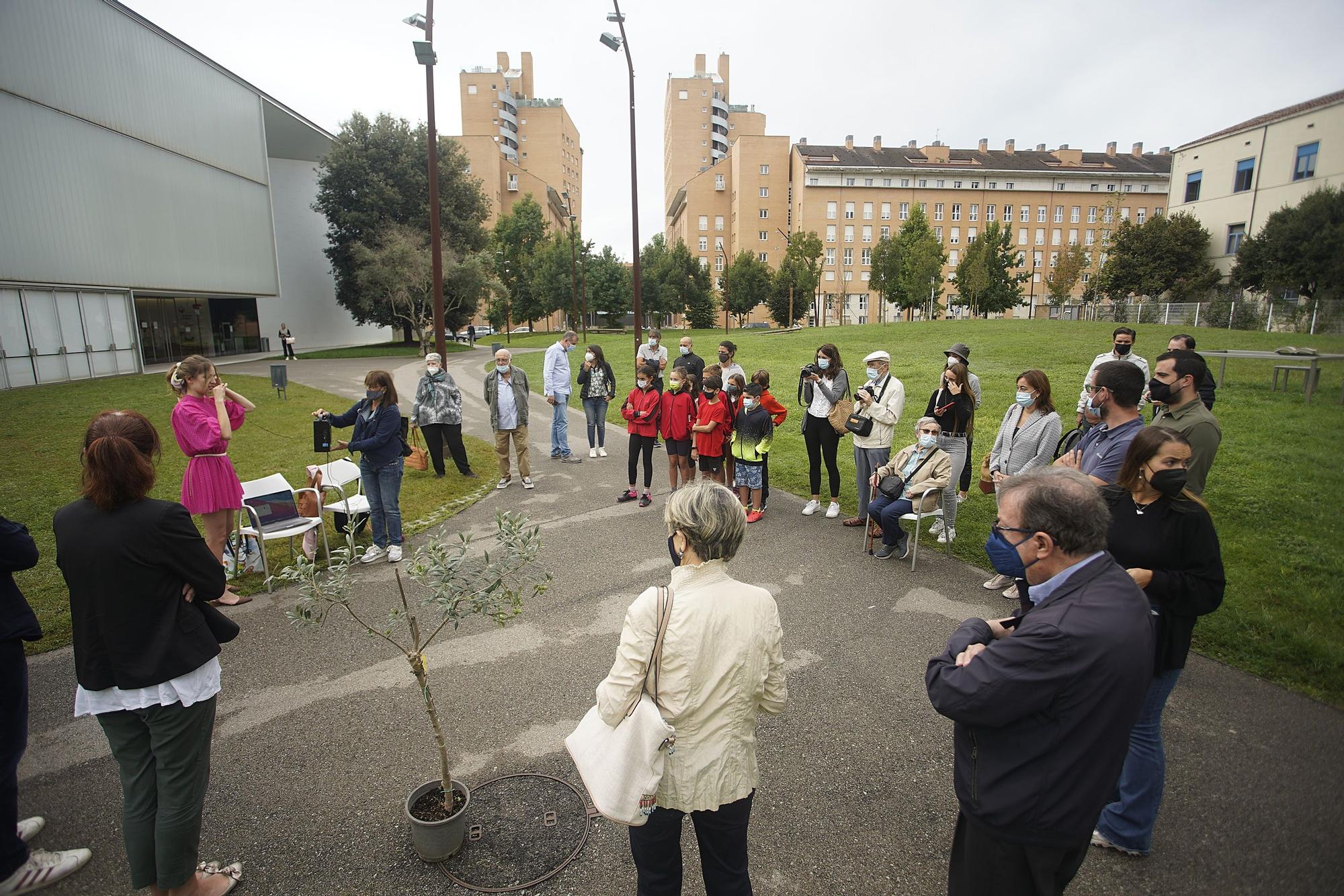 L’espai verd davant la Biblioteca Carles Rahola és batejat com «Jardí de la Pau»