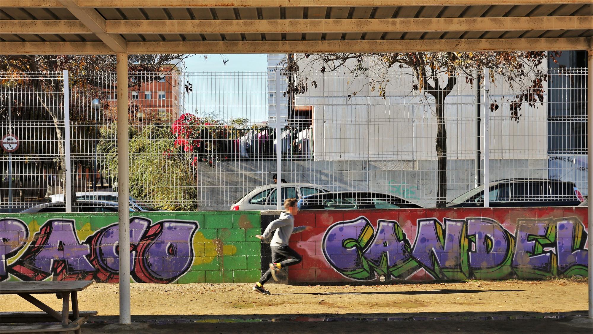 Un alumno de la escuela Paco Candel de L'Hospitalet de Llobregat.