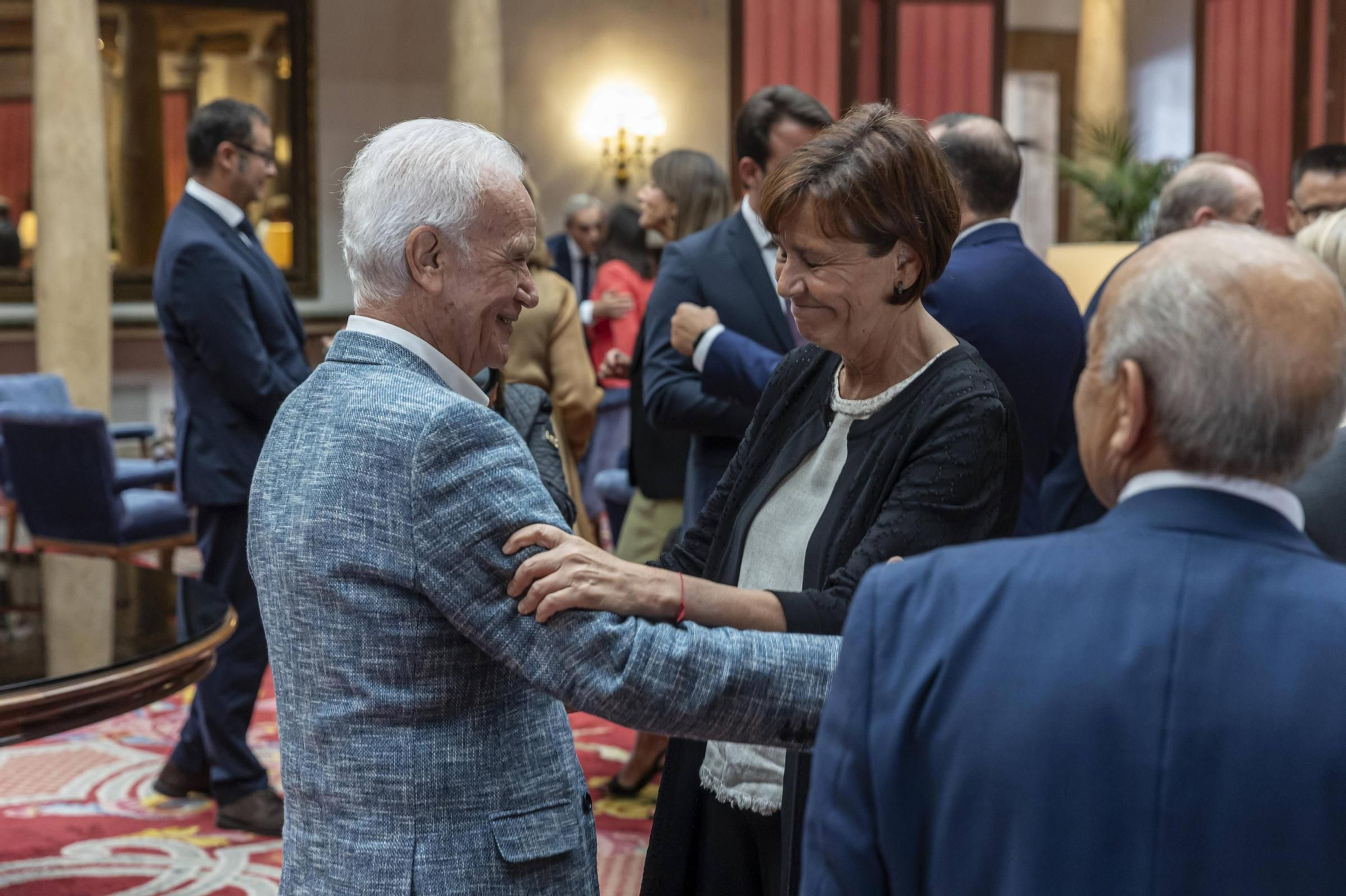 La Asociación Día de Galicia en Asturias entrega su medalla de oro a Adrián Barbón y Carmen Moriyón