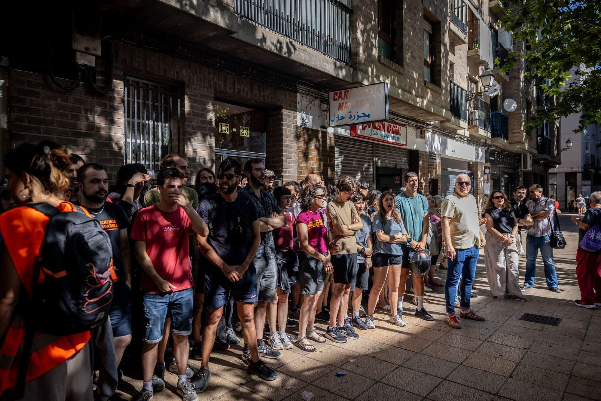 En imágenes |  Zaragoza se moviliza contra el desahucio de Samanta: "Es injusto lo que está pasando"