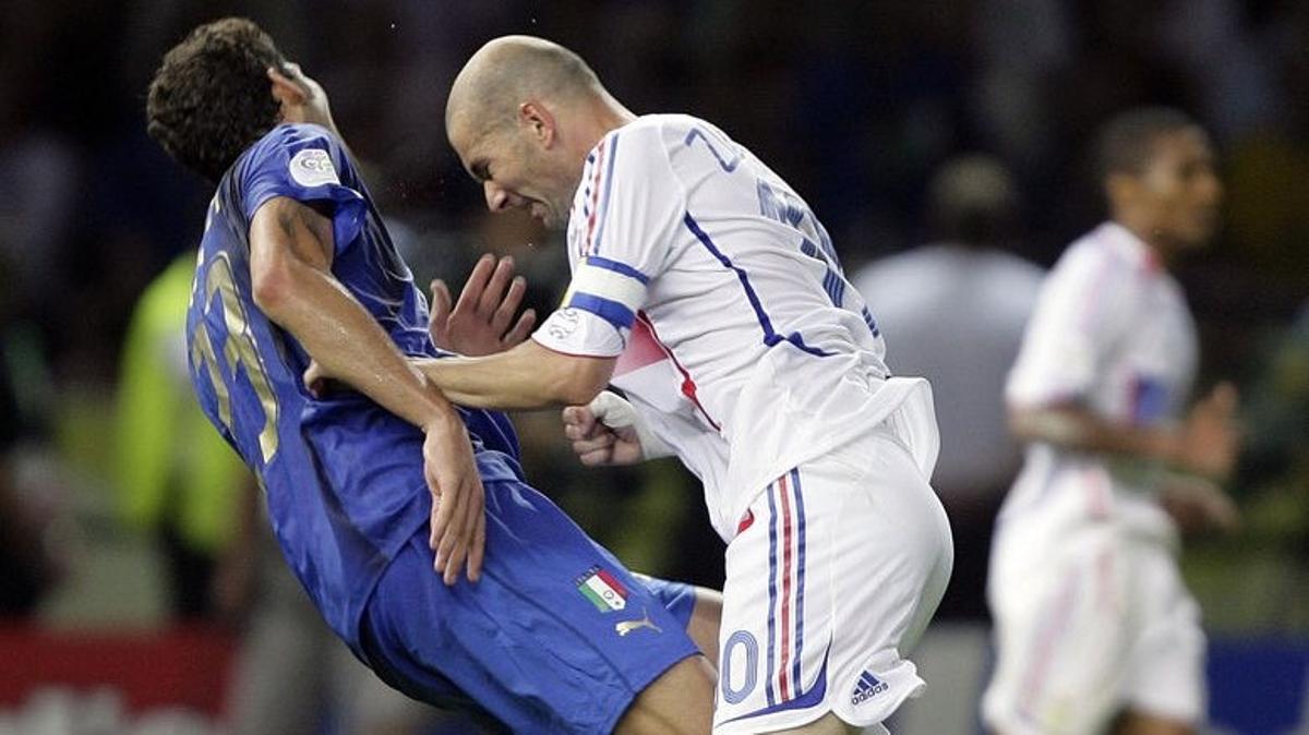 Zidane golpea a Materazzi en la prórroga de la final Francia-Italia del Mundial 2006.