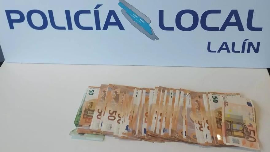 Un hombre localiza 3.800 euros tirados en una calle de Lalín