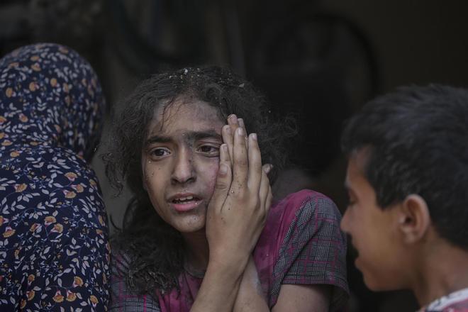 Una niña palestina herida tras un ataque aéreo israelí al campo de refugiados de Nuseirat, en Gaza.