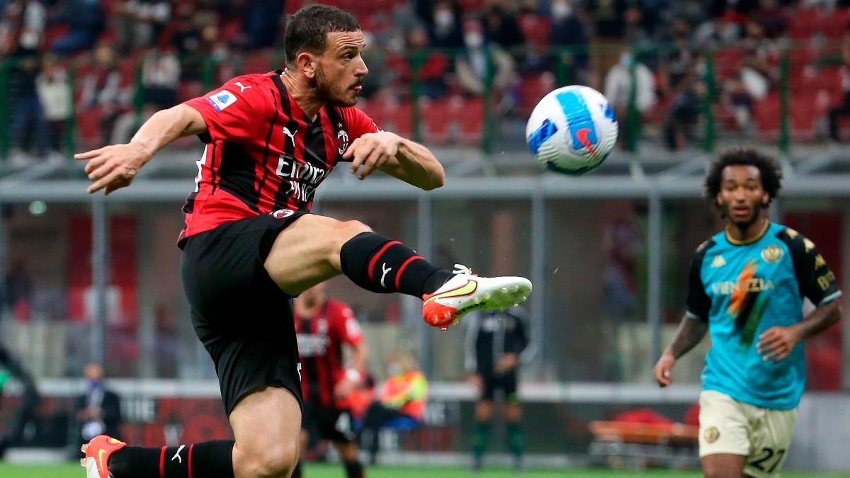 Florenzi trata de golpear un balón durante la visita del Venezia a San Siro, feudo del Milan