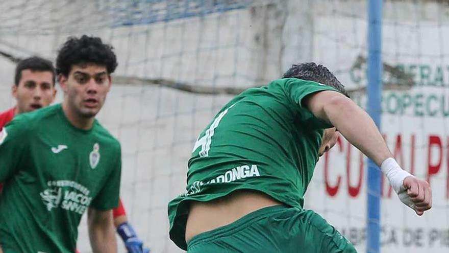 Negredo dispara para hacer el primer gol del partido.