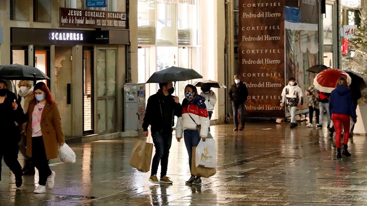 Gente paseando en la calle Príncipe de Vigo.