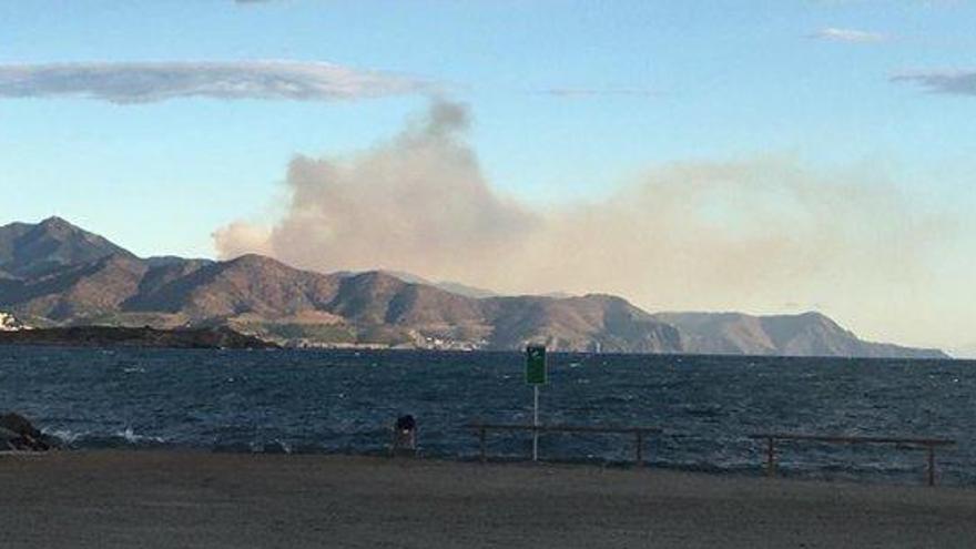 Un gran incendi a prop de la frontera es veu des de diferents punts de la Costa Brava