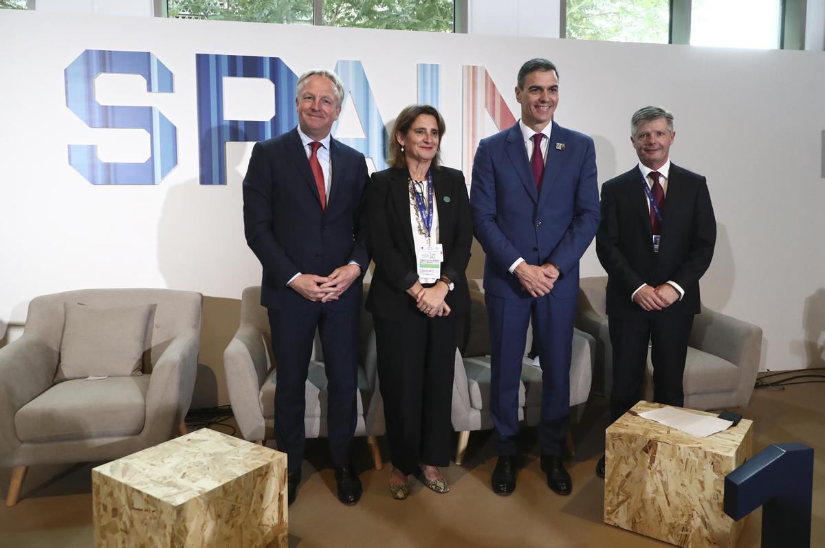 El CEO de Cepsa, Maarten Wetselaar; la vicepresidenta Teresa Ribera; el presidente Pedro Sánchez; y el CEO de C2X, Brian Davis.
