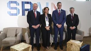 El CEO de Cepsa, Maarten Wetselaar; la vicepresidenta Teresa Ribera; el presidente Pedro Sánchez; y el CEO de C2X, Brian Davis.