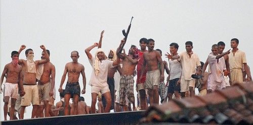 Presos amotinados con armas de fuego en una azotea en Sri Lanka