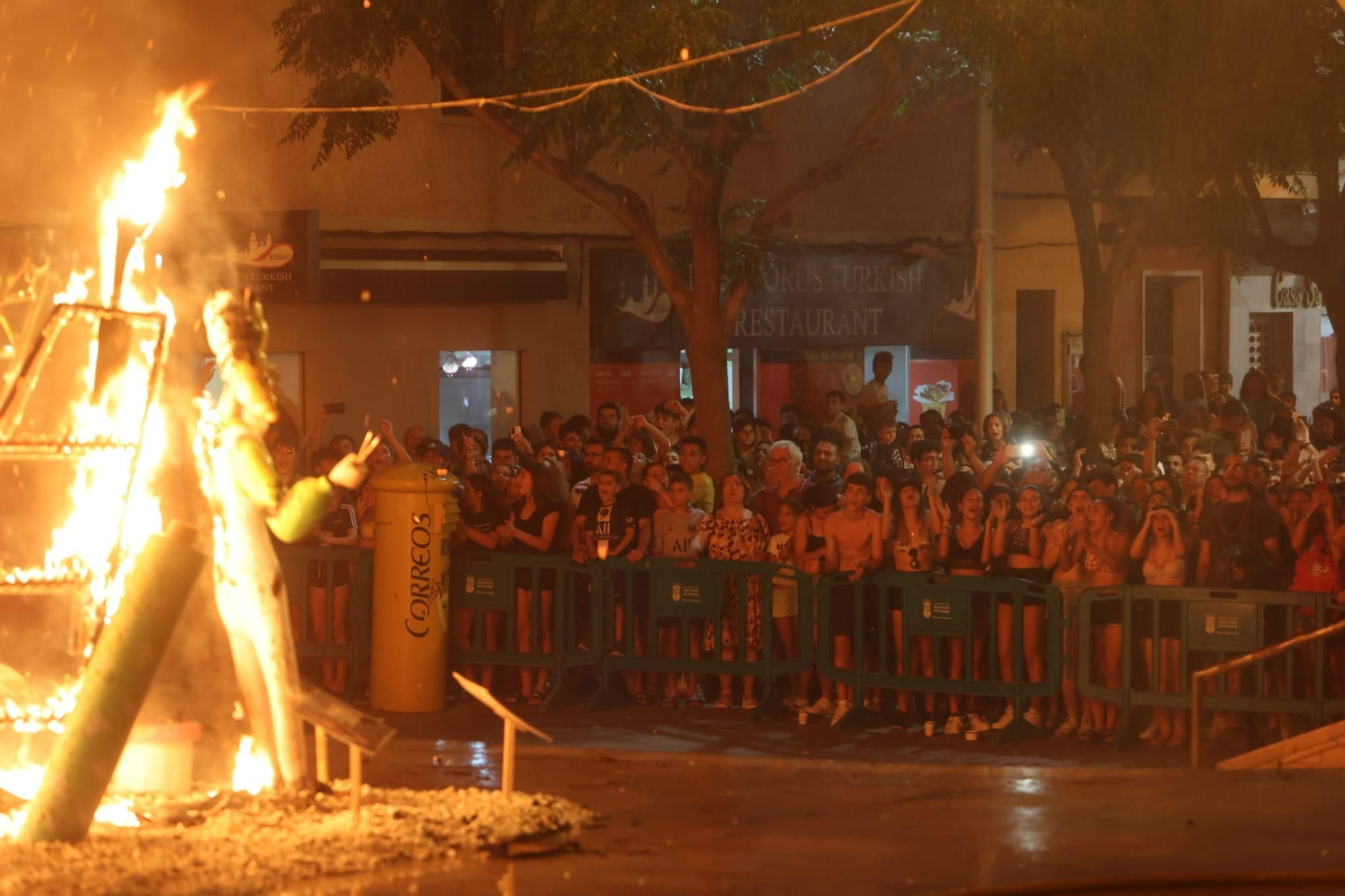 Cremà de las Hogueras de San Vicente, en imágenes