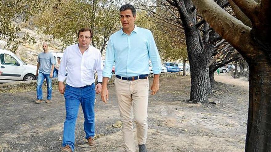 Pedro Sánchez i Guillermo Fernández Vara ahir a la Sierra de Gata