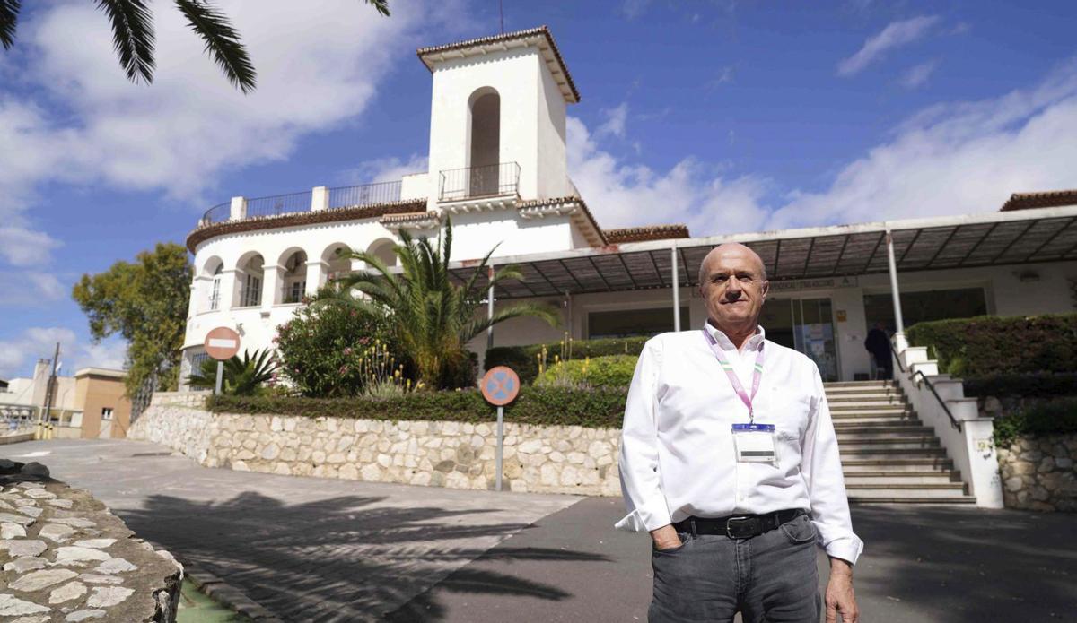 Juan Jesús Ruiz, director del CPD en la entrada del centro. | ÁLEX ZEA