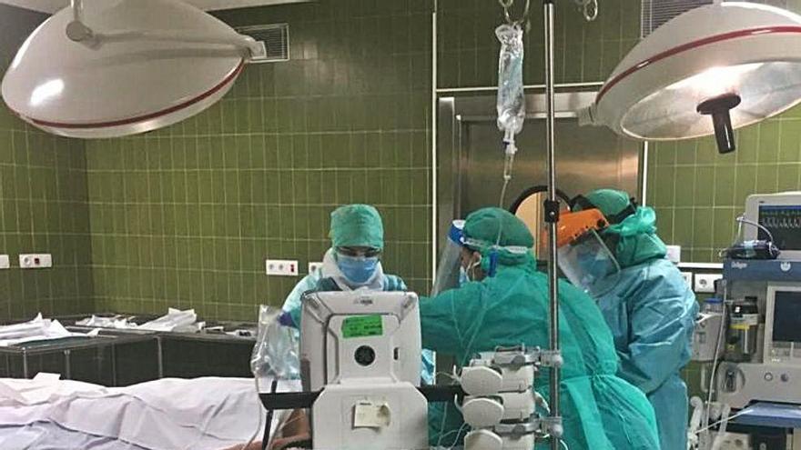 Una operación en el Hospital Provincial de Castelló, que ha cerrado quirófanos por varios casos de covid.